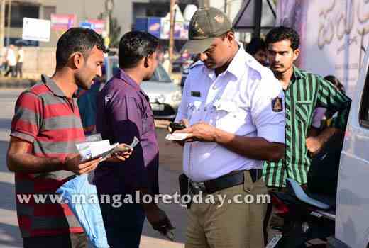  helmetless pillion-riders in Mangaluru 1